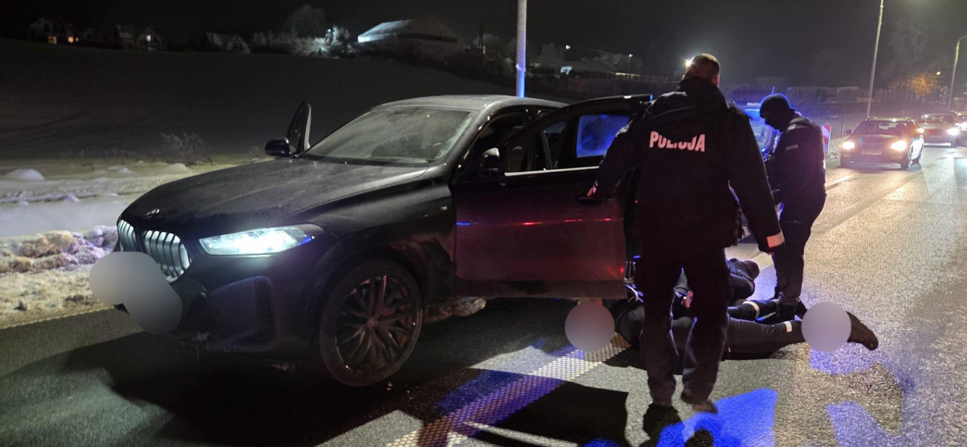 B&oacute;jka pseudokibic&oacute;w w Kościerzynie. Policja zatrzymała 30 os&oacute;b. "Funkcjonariusze podjęli pościg za sprawcami zdarzenia" (AKTUALIZACJA)