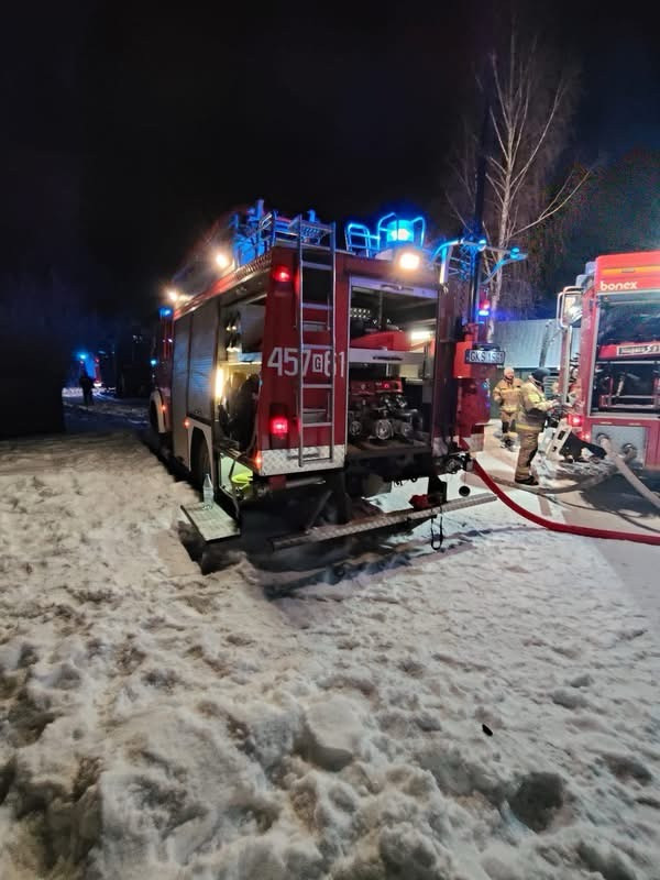 Pożar na terenie jednego z ośrodk&oacute;w wypoczynkowych we Wdzydzach Tucholskich. Paliło się poddasze budynku