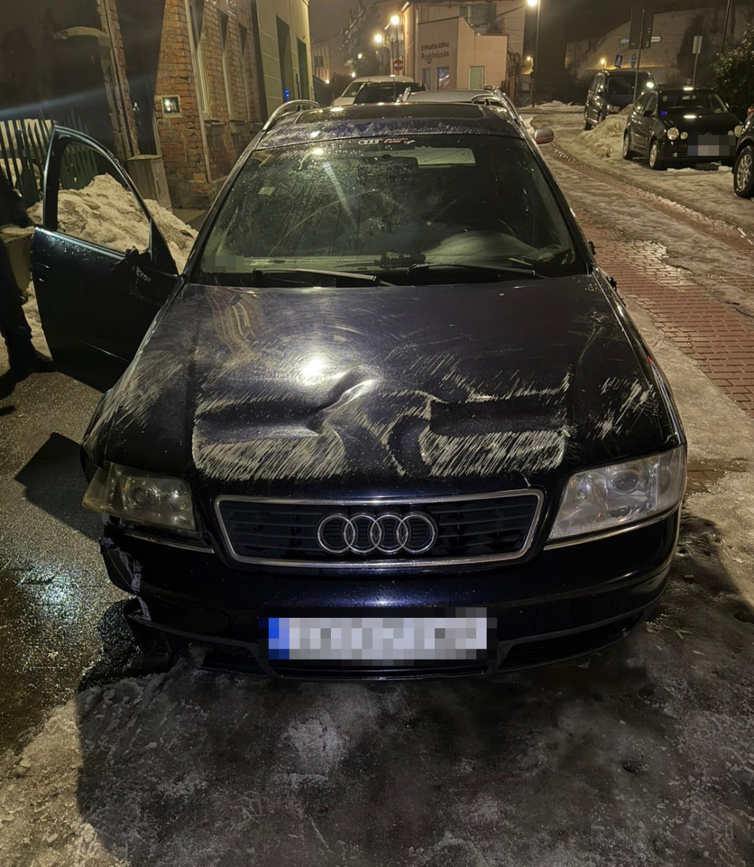 Pijany kierowca audi spowodował kolizję w Bytowie. Przed policjantami pr&oacute;bował ukryć się za fotelami auta