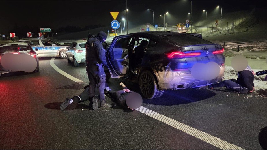 Bójka pseudokibiców w Kościerzynie. Policja zatrzymała dotychczas 13 osób. Funkcjonariusze podjęli pościg za sprawcami zdarzenia