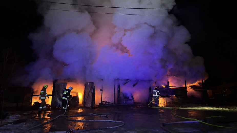Spłonął budynek gospodarczy w Chrząstowie, w gminie Człuchów. W środku m.in. ciągnik rolniczy i samochód osobowy