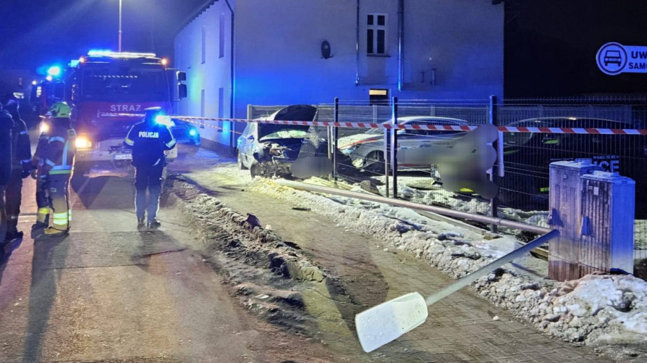 Poważny wypadek w Czersku. Pijany kierowca wjechał na chodnik i potrącił matkę z dzieckiem. 25-latek porzucił pojazd, ale jest w rękach policji FOTO