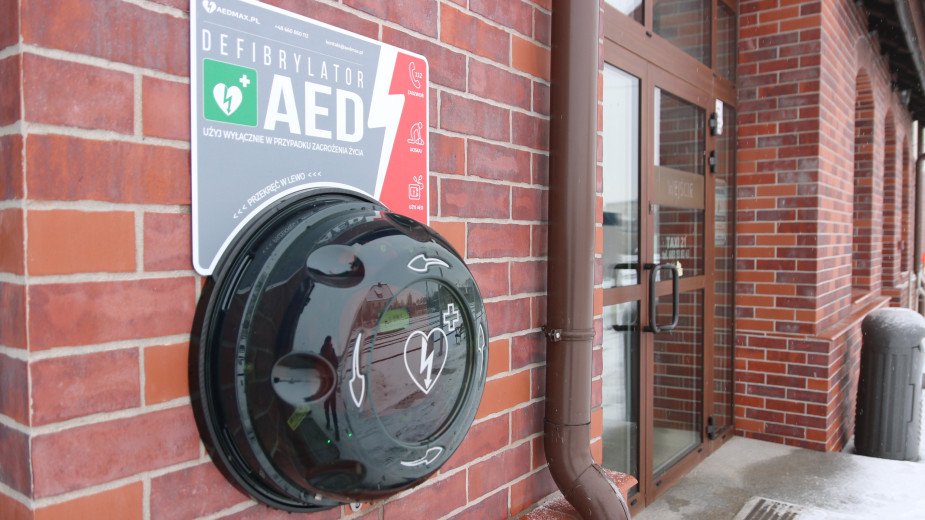 Są dwa kolejne defibrylatory w Człuchowie. Zostały zamontowane na MDK-u i dworcu kolejowym