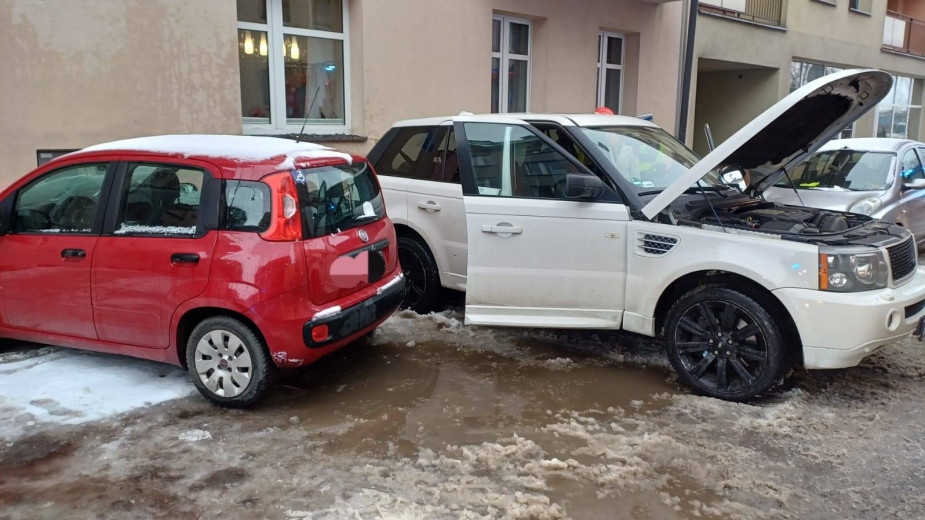 Kolizja na ul. Drzymały w Chojnicach. Auto osobowe uderzyło w budynek wielorodzinny i inne pojazdy