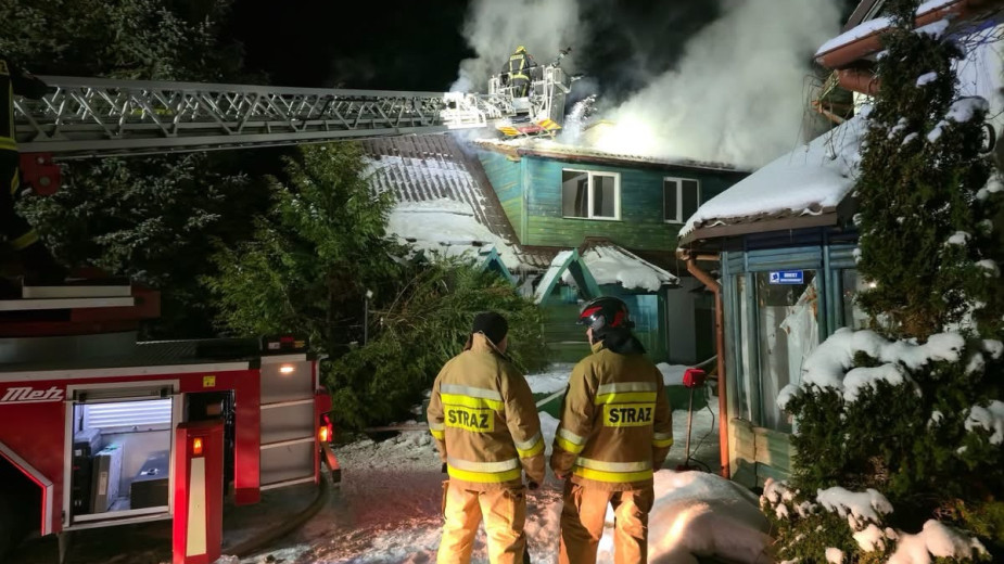 Pożar na terenie jednego z ośrodków wypoczynkowych we Wdzydzach Tucholskich. Paliło się poddasze budynku