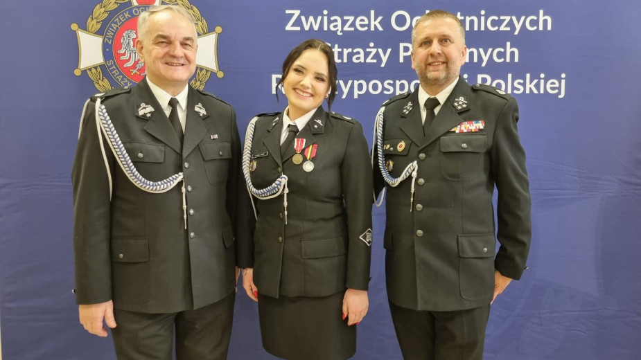 Klaudia Labenz z OSP w Charzykowach z Medalem Komisji Edukacji Narodowej. Na co dzień szkoli drużynę młodzieżową