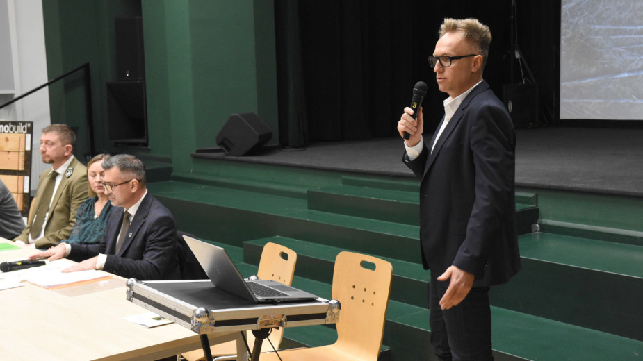 Mniej światła i hałasu oraz obniżenie prędkości pojazdów. Kronospan zapewnia o zmianach w zakładzie w Rytlu