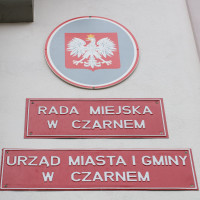   | R&oacute;żnica trzech głos&oacute;w przesądziła o tym, kto zasiądzie w Radzie Miejskiej w Czarnem. Wybory uzupełniające wygrał Łukasz Staszewski