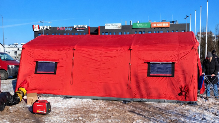 Na węźle komunikacyjnym przy pomniku Józefa Wybickiego w Kościerzynie stanął namiot pneumatyczny wyposażony w nagrzewnice FOTO