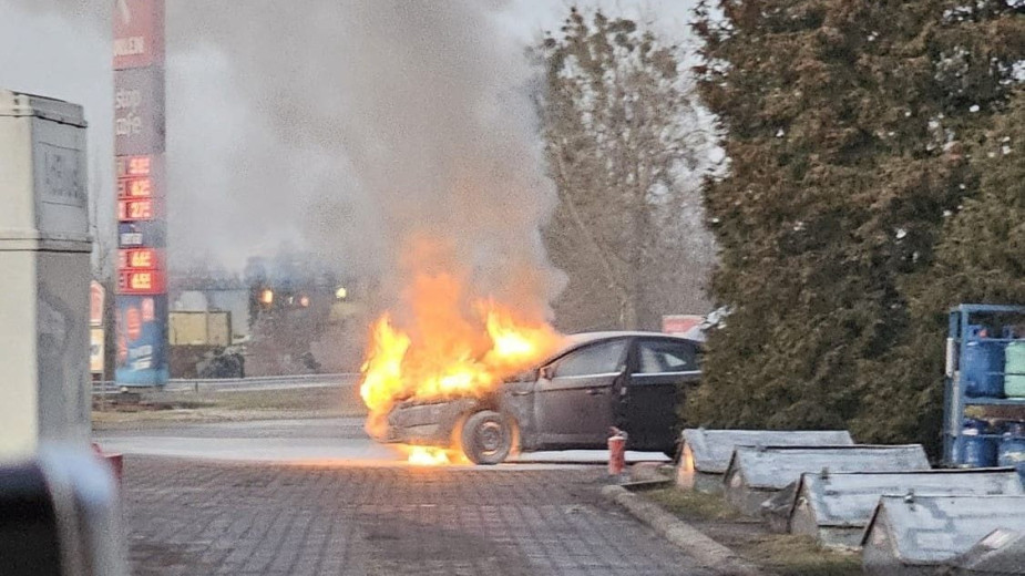 Pożar samochodu na stacji paliw w Nieżychowicach. Pojazd został zepchnięty przez osoby postronne w pewną odległość od dystrybutorów

