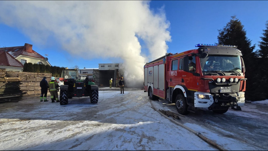 Groźny pożar w Karsinie, w powiecie kościerskim. Ogień wybuchł w suszarni na terenie zakładu meblarskiego AKTUALIZACJA, FOTO