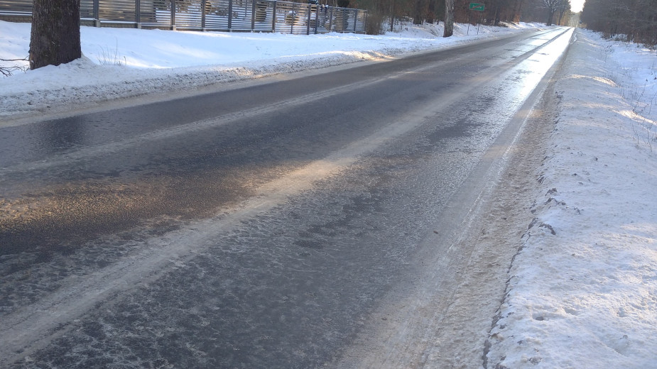 Lawina skarg słuchaczy na stan dróg powiatu człuchowskiego w reakcji na słowa starosty. Jest lód, nie da się jeździć