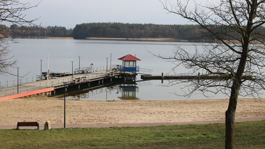 Pomost na człuchowskiej plaży potrzebuje remontu. Wymiana desek i belek jeszcze przed wakacjami