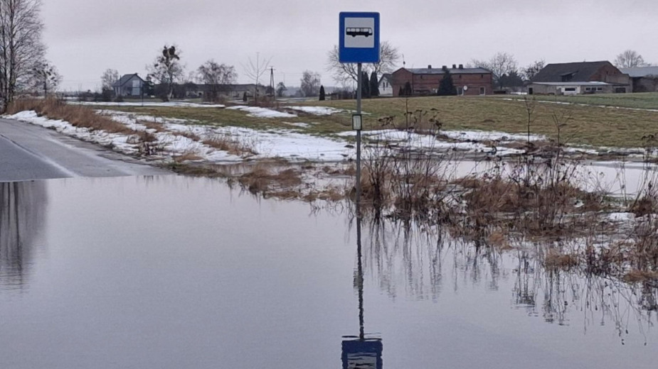 Strażacy w powiecie chojnickim interweniowali przy roztopach już ponad 50 razy. W Topoli wyłączono dwa przystanki autobusowe
