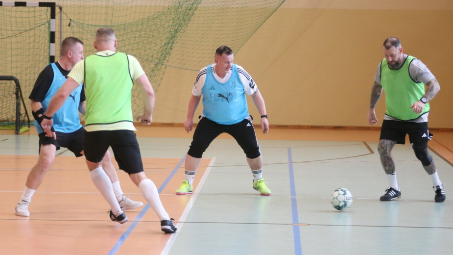 Nie spodziewałem się, że będzie aż tak fajnie. Posłuchajcie o Walking Futbol Charzykowy, czyli klubie dla tych, co kiedyś za piłką biegali, a teraz chodzą FOTO