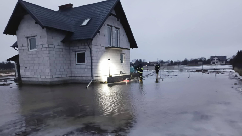 Trwa walka służb ze skutkami odwilży w powiecie chojnickim. Zdarzenia w Chojnicach i Żychckich Osadach FOTO