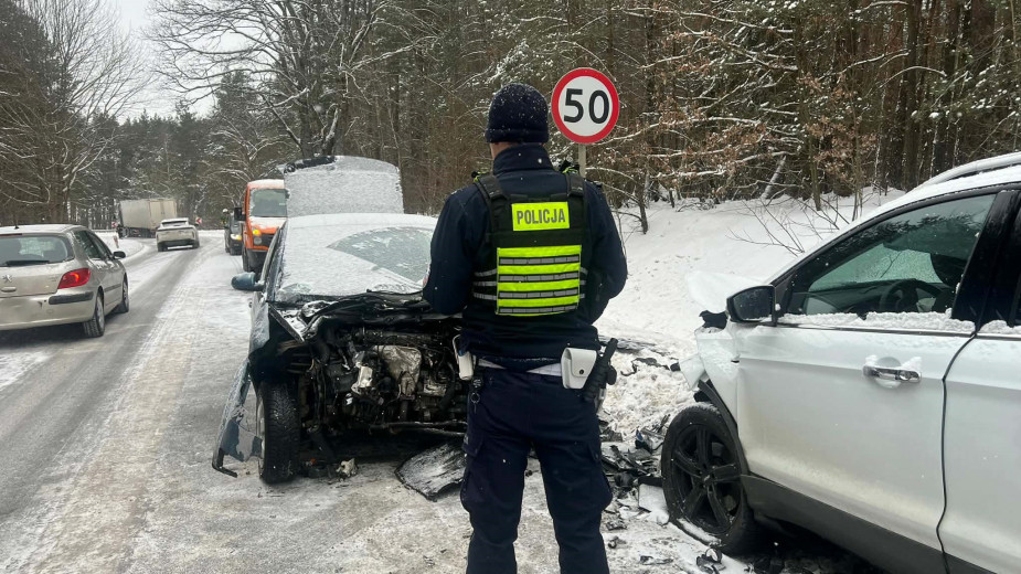 Wypadek na drodze wojewódzkiej 214 w powiecie kościerskim. W zdarzeniu ucierpiały 4 osoby, w tym 6-letnie dziecko