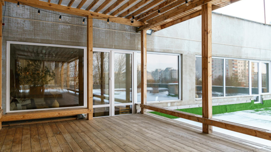 Drewniane zadaszenie tarasu &ndash naturalna estetyka i trwałość na lata
