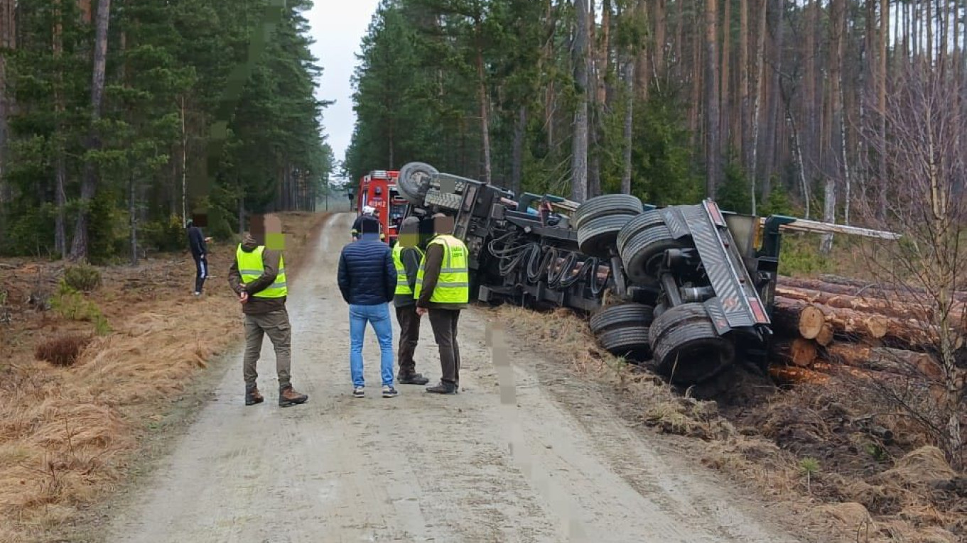 Poranna wywrotka ciężar&oacute;wki z drewnem w gminie Czersk. "Kierowca nie dostosował prędkości, stracił panowanie nad pojazdem"