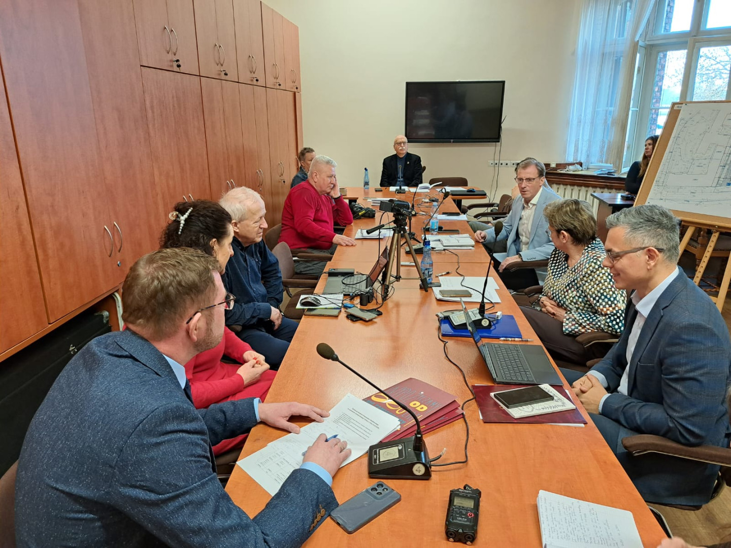 Dyrektor chojnickiej biblioteki w ogniu krytyki. Przemysław Zientkowski odpowiadał na pytania radnych