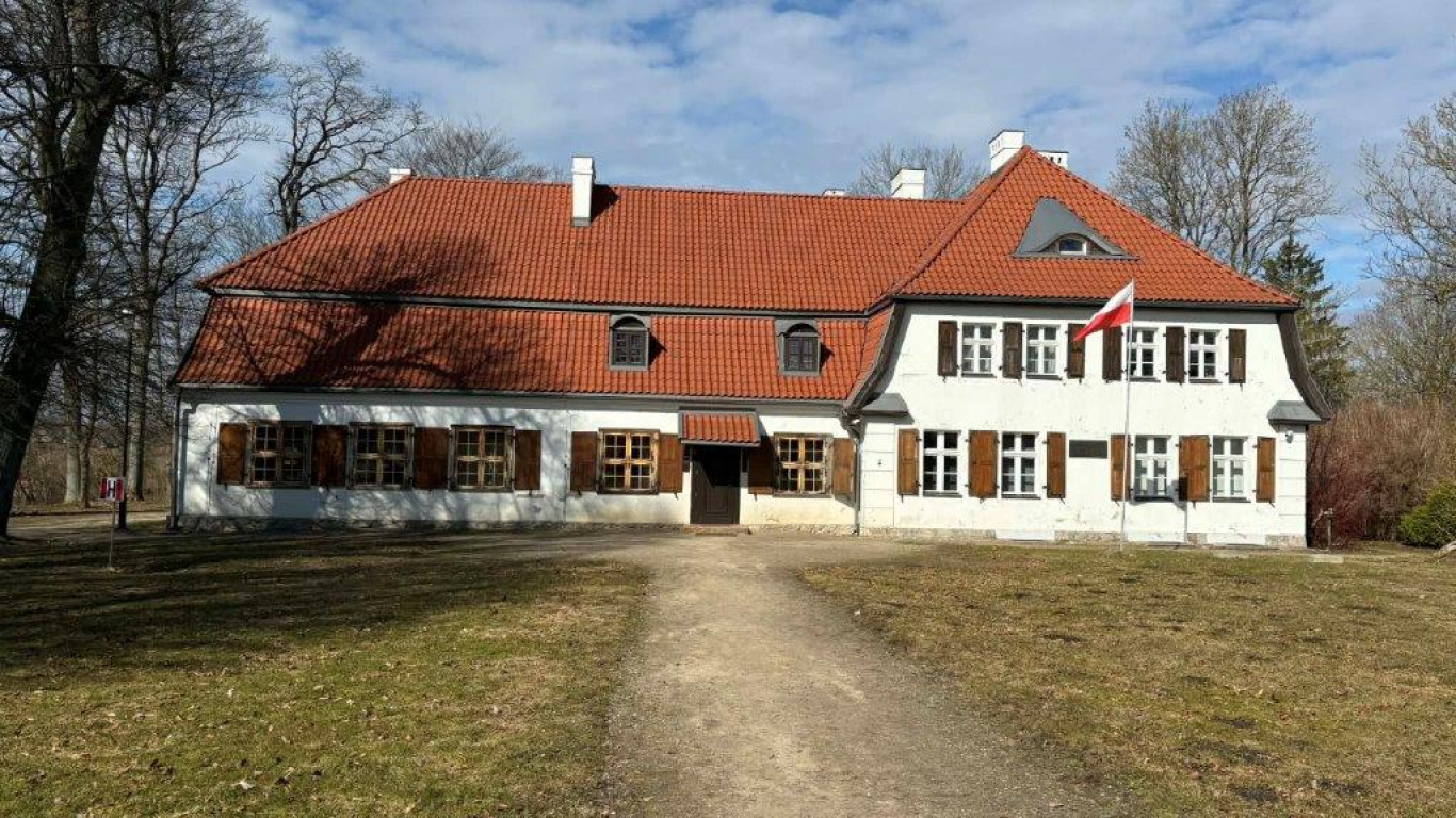 Będzie remont fasady zabytkowej siedziby Muzeum Hymnu Narodowego w Będominie koło Kościerzyny (ROZMOWA)