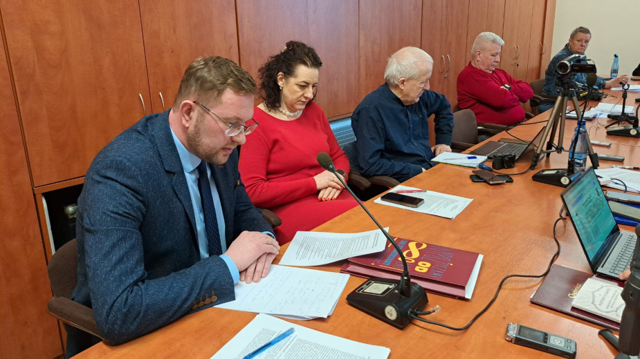 Dyrektor chojnickiej biblioteki w ogniu krytyki. Przemysław Zientkowski odpowiadał na pytania radnych