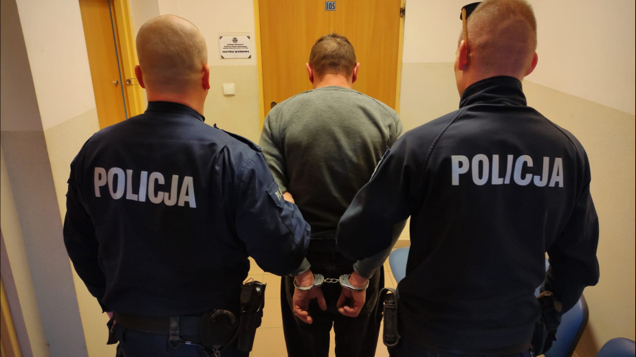 Poszukiwany trzema listami gończymi 38-latek w rękach policji. Miał przy sobie narkotyki