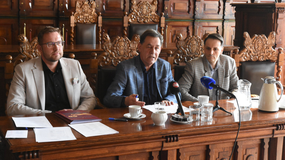 Rozkruszył czy nie? Uczestnicy spotkania w chojnickiej bibliotece przedstawiają swoją wersję wydarzeń