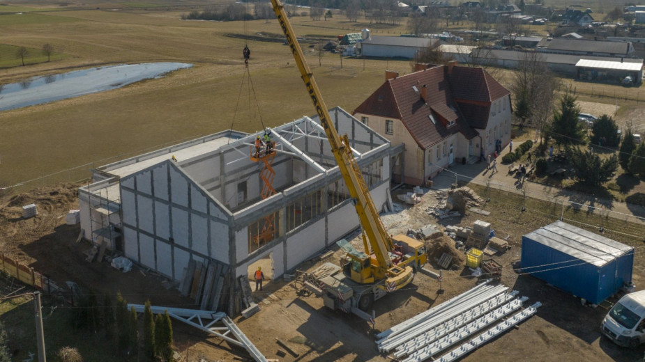 Postępuje budowa sali gimnastycznej przy Szkole Podstawowej w Zalesiu w gminie Brusy. Trwa montaż dachu