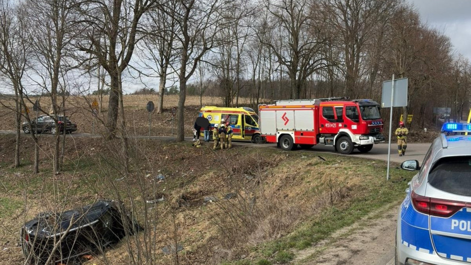 Dwie osoby poszkodowane w wyniku zderzenia mitsubishi z volkswagenem w Grabowie Kościerskim. Zostali przetransportowani do szpitala FOTO