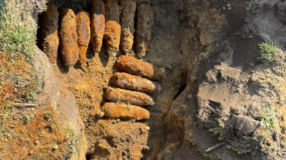 Pociski i granaty znalezione na polu w Melanowie w gminie Chojnice. Niebezpieczne przedmioty zabrali saperzy