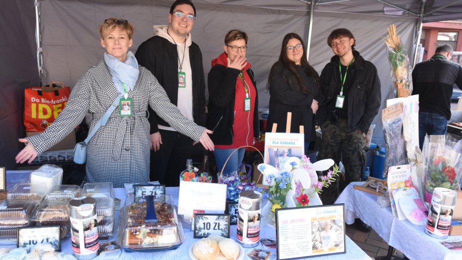 Dzisiaj 21.03 na Starym Rynku w Chojnicach Jarmark Wielkanocny. Są ozdoby, tradycyjne potrawy i żywe zwierzaki FOTO