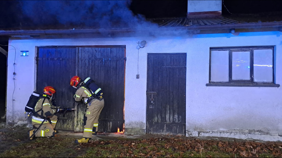 Pożar w Kiełpinie, w gminie Człuchów. Poparzony mężczyzna trafił do szpitala