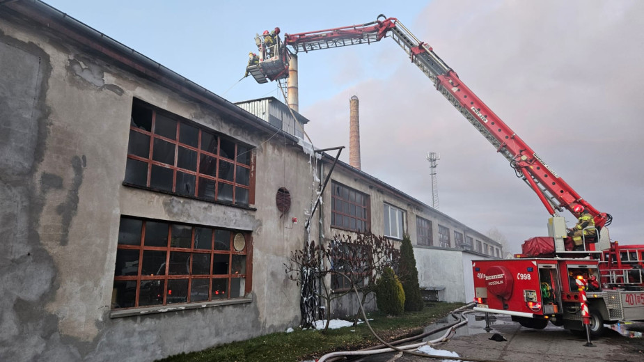 Pożar zakładu przetwórstwa drzewnego w Kołczygłowach. Z ogniem walczyło 60 strażaków. Po około 1,5 godziny działań pożar ugaszono FOTO
