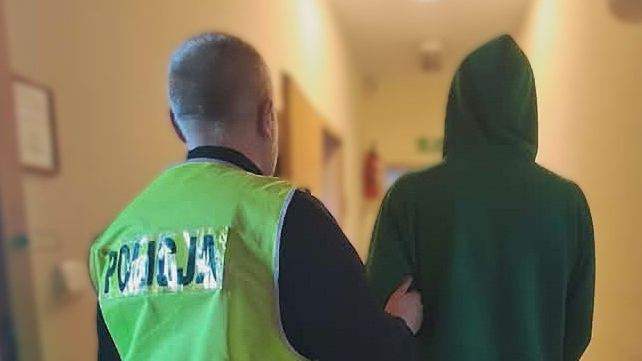 Kościerscy policjanci zatrzymali 31 - latka, który uderzył w znak drogowy. Mężczyzna był bardzo agresywny wobec interweniujących służb