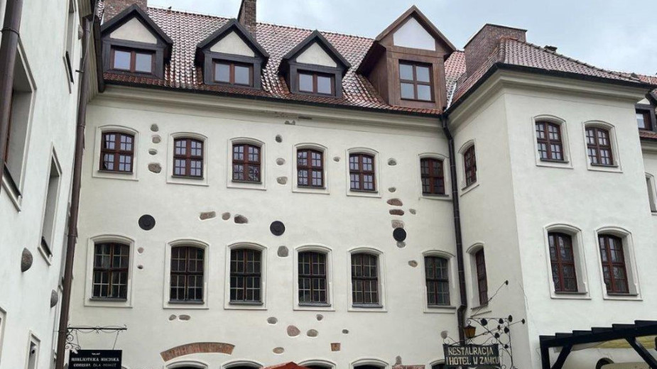 Część południowego skrzydła zamku w Bytowie już oficjalne w rękach dzierżawcy. Gmina Bytów podpisała umowę