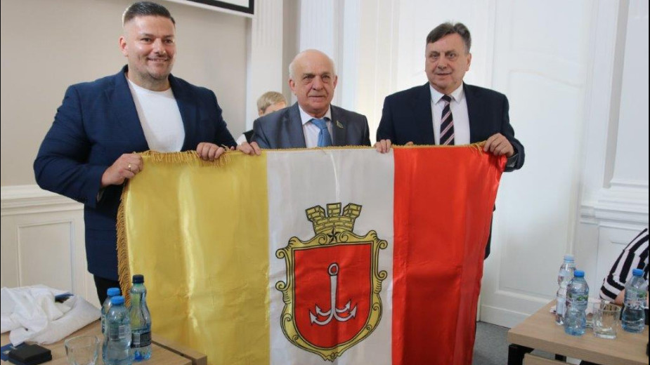 Wręczył odznaczenie, flagę i gazety. Dziennikarz z Odessy podziękował władzom i mieszkańcom Człuchowa za pomoc dla Ukraińców