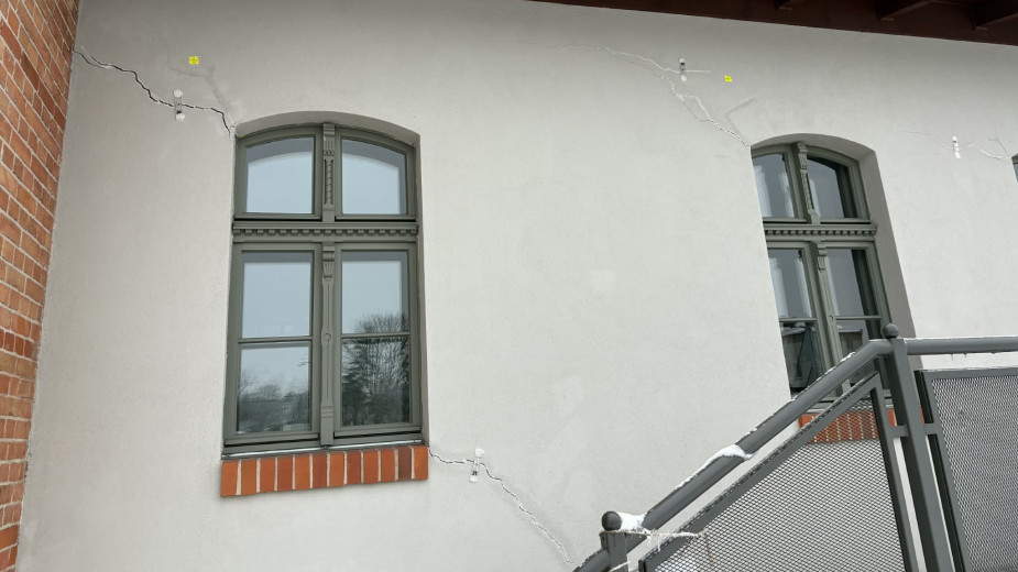 Zapadły decyzje w sprawie pęknięć na ścianach odrestaurowanego budynku przylegającego do dworca PKP w Kościerzynie