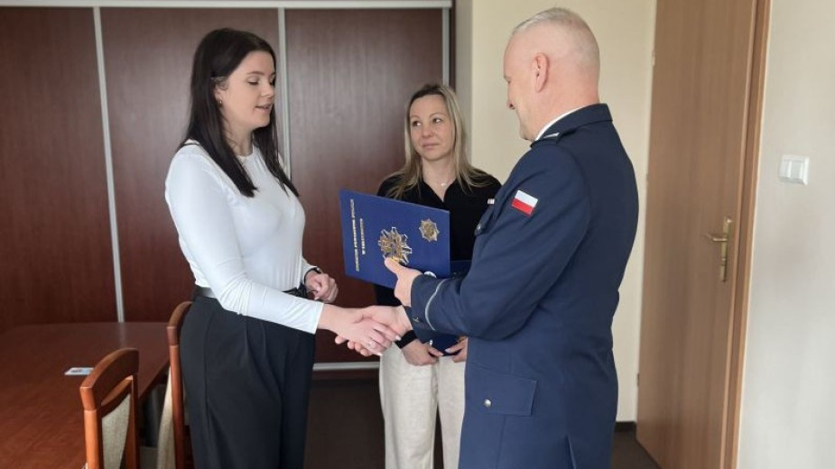 Dzięki czujności pracownic poczty w Człuchowie, seniorka nie straciła pieniędzy. Kobietom podziękował komendant policji