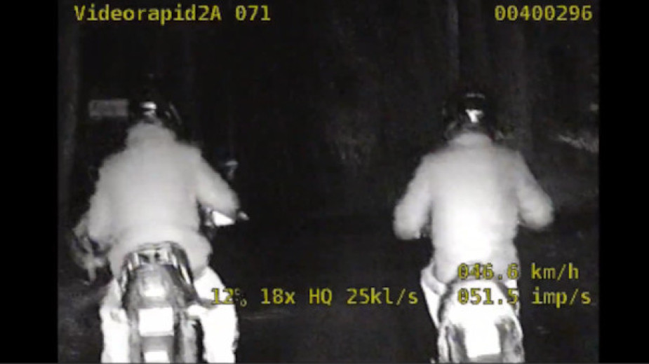 Dwóch młodych mężczyzn uciekało motorowerami przed policją. Teraz odpowiedzą przed sądem WIDEO