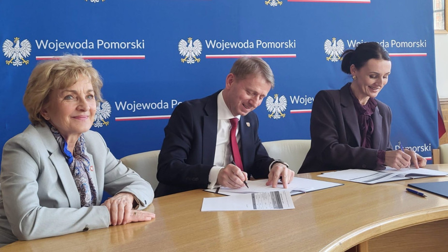 Burmistrz Brus podpisał umowę na dofinansowanie do ulicy Chełmowskiej. Gmina sama wybuduje kolektor sanitarny