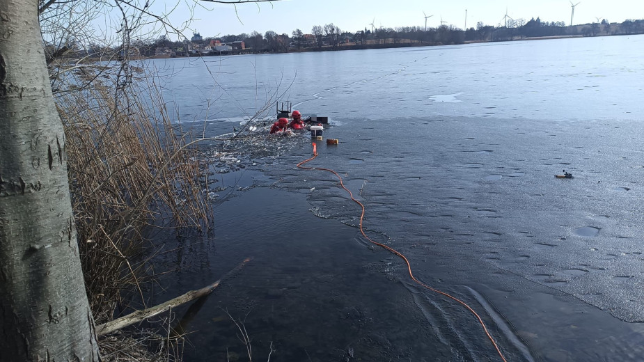 Lód załamał się pod wędkarzem w Człuchowie. Mężczyźnie na szczęście nic się nie stało. Osoba poszkodowana znajdowała się około 10 m od linii brzegowej FOTO