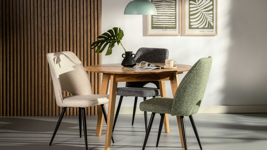 Jak dopasować krzesła do stołu, by stworzyć spójną aranżację?