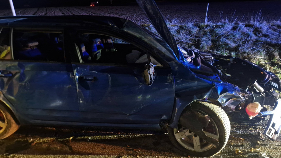 Samochód uderzył w drzewo w Wielkich Chełmach w gminie Brusy. Kierowca trafił do szpitala