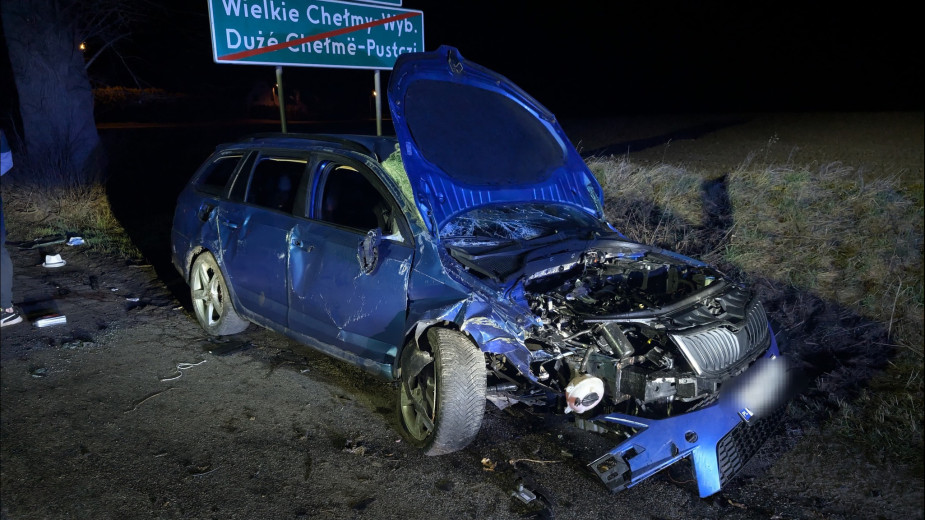 Samochód uderzył w drzewo w Wielkich Chełmach w gminie Brusy. Kierowca trafił do szpitala AKTUALIZACJA
