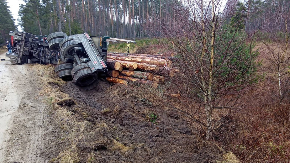 Poranna wywrotka ciężarówki z drewnem w gminie Czersk. Kierowca nie dostosował prędkości, stracił panowanie nad pojazdem