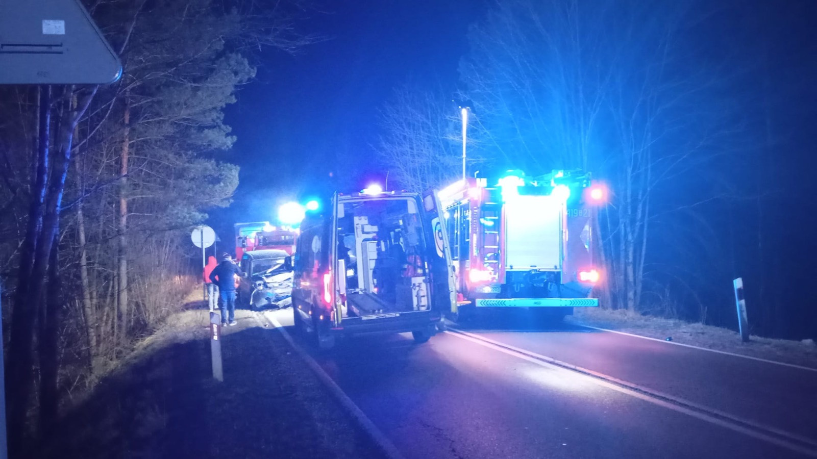 Trzy osoby zostały poszkodowane w wypadku w Spierwi koło Męcikała, w gminie Brusy. Dwa auta zderzyły się na drodze wojew&oacute;dzkiej nr 235 (FOTO, AKTUALIZACJA)