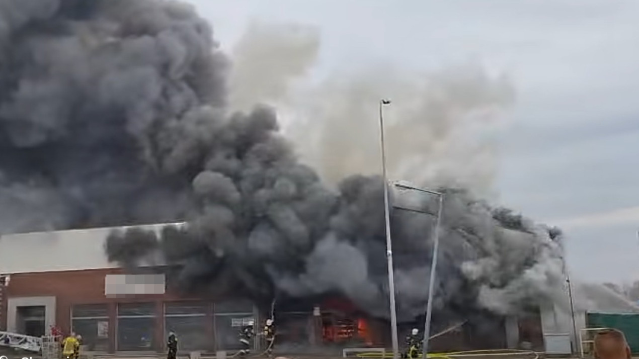 Duży pożar obiektu handlowego w Czersku. Płonie market przy ulicy Piłsudskiego. Na miejscu trwa obecnie akcja gaśnicza (FOTO, WIDEO, AKTUALIZACJA)