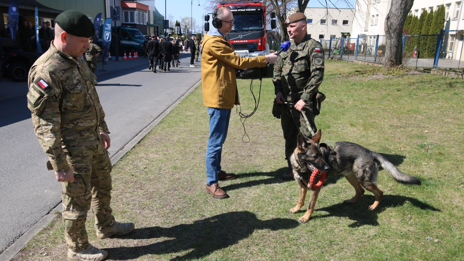 Dzisiaj (18.04) drugi dzień wojskowych targ&oacute;w w Chojnicach . "Zachęcamy do wstąpienia w szeregi Wojska Polskiego" (ROZMOWA, FOTO, WIDEO)