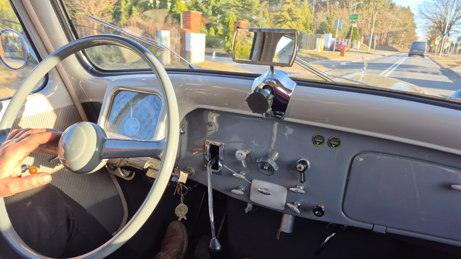 Motoweekend, odcinek 6. Jak się jeździ citroenem z 1953 roku? FOTO